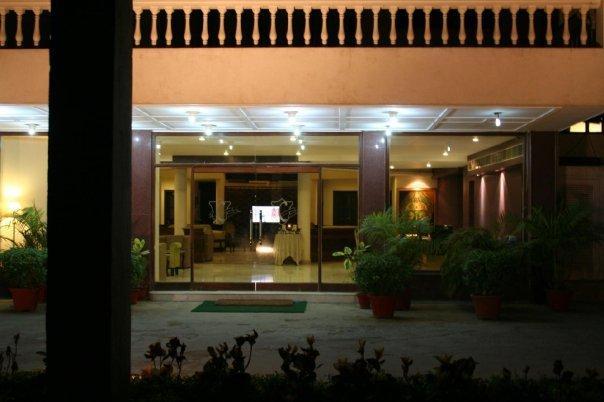 Hotel Clark Greens Neu-Delhi Exterior foto